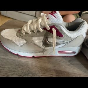 WOMANS NIKE AIR SIZE 9